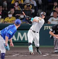 　１回、先制３ランを放つ佐藤輝