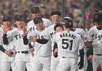 　３回、中野を迎える阪神ナイン（撮影・飯室逸平）