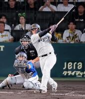 　３回、適時二塁打を放つ大山