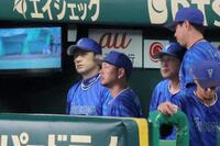 　３回までに４点のリードを許し、ベンチで厳しい表情の三浦監督（左）