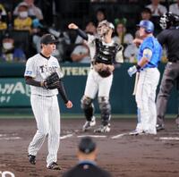 　２回、牧を見逃し三振に仕留めた高橋