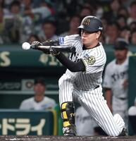　４回、犠打バントを決める高橋（撮影・北村雅宏）