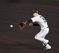 ６回、中野は蝦名の打球を捕球し一塁アウトにする（撮影・山口登）