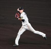 　６回、中野は蝦名の打球を捕球し一塁アウトにする（撮影・山口登）