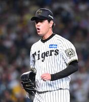 　６回を投げ終え、ベンチに戻る高橋