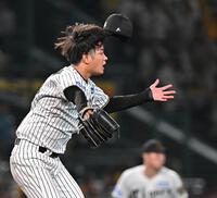 　８回、林の打球に飛びつく高橋（撮影・西田忠信）