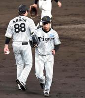 　８回途中、好投した高橋はマウンドを降りる（撮影・山口登）