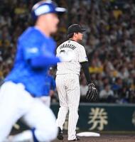 　８回、高橋（右）は代打・松尾に中前打を打たれる