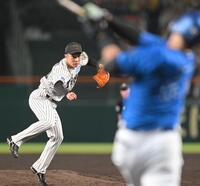 　８回、蝦名を空振り三振に斬る石井（撮影・飯室逸平）