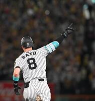 　１回、先制３ランを放ちスタンドを指さす佐藤輝（撮影・西田忠信）