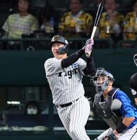 　３回、適時打を放つ大山（撮影・田中太一）