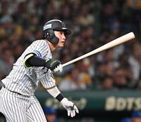 　６回、二塁打を放つ木浪（撮影・西田忠信）