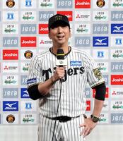 　グラウンドでインタビューに答える藤川監督（撮影・山口登）