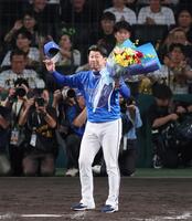 　花束を受け取り場内のファンに手を振る三浦監督（撮影・立川洋一郎）