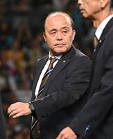 　試合後のグラウンドに姿を見せた岡田彰布オーナー付顧問（撮影・西田忠信）