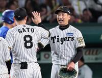 　最後を締め、佐藤輝らと喜び合う岩崎（撮影・田中太一）