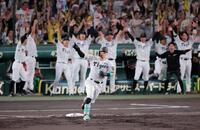 　１回、先制３ランを放ち右腕を突き上げる佐藤輝