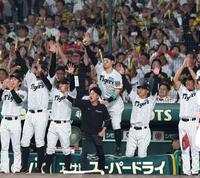 　３回、大山が適時二塁打を放ち、拳を上げる佐藤輝（中央）＝撮影・北村雅宏