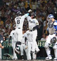 　１回、先制３ランを放った佐藤輝とタッチを交わす森下（中央右）＝撮影・北村雅宏