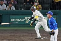 　７回、右翼線へ二塁打を放つ森下（撮影・立川洋一郎）