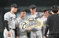 　チャンピオンボードを手に記念撮影する（左から）佐藤輝、近本、森下、中野（撮影・飯室逸平）