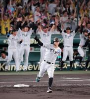 　１回、先制３ランを放ち右腕を突き上げる佐藤輝