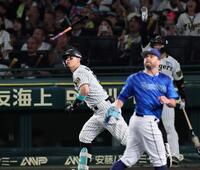 　１回、先制３ランを放つ佐藤輝。投手はケイ（撮影・田中太一）