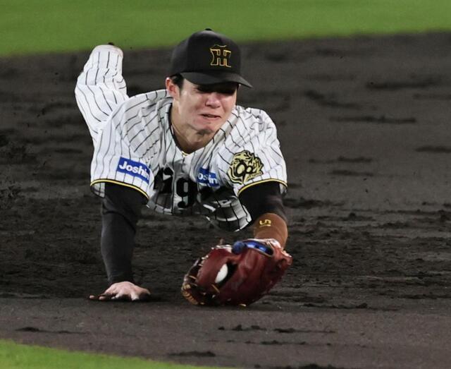 阪神・中野が佐藤輝の失策をカバーする好守 痛烈打球音に聖地悲鳴も