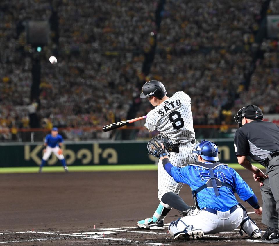 　１回、先制打を放つ佐藤輝（撮影・飯室逸平）