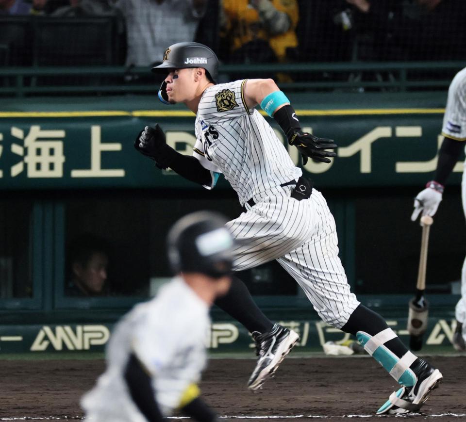 　６回、同点打を放つ佐藤輝（撮影・田中太一）