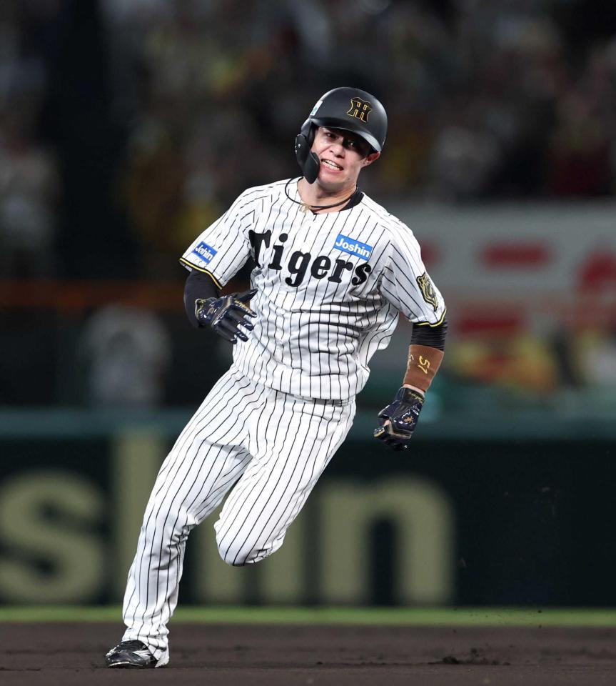 　１回、森下の二塁打で三塁を陥れる一走・中野（撮影・北村雅宏）