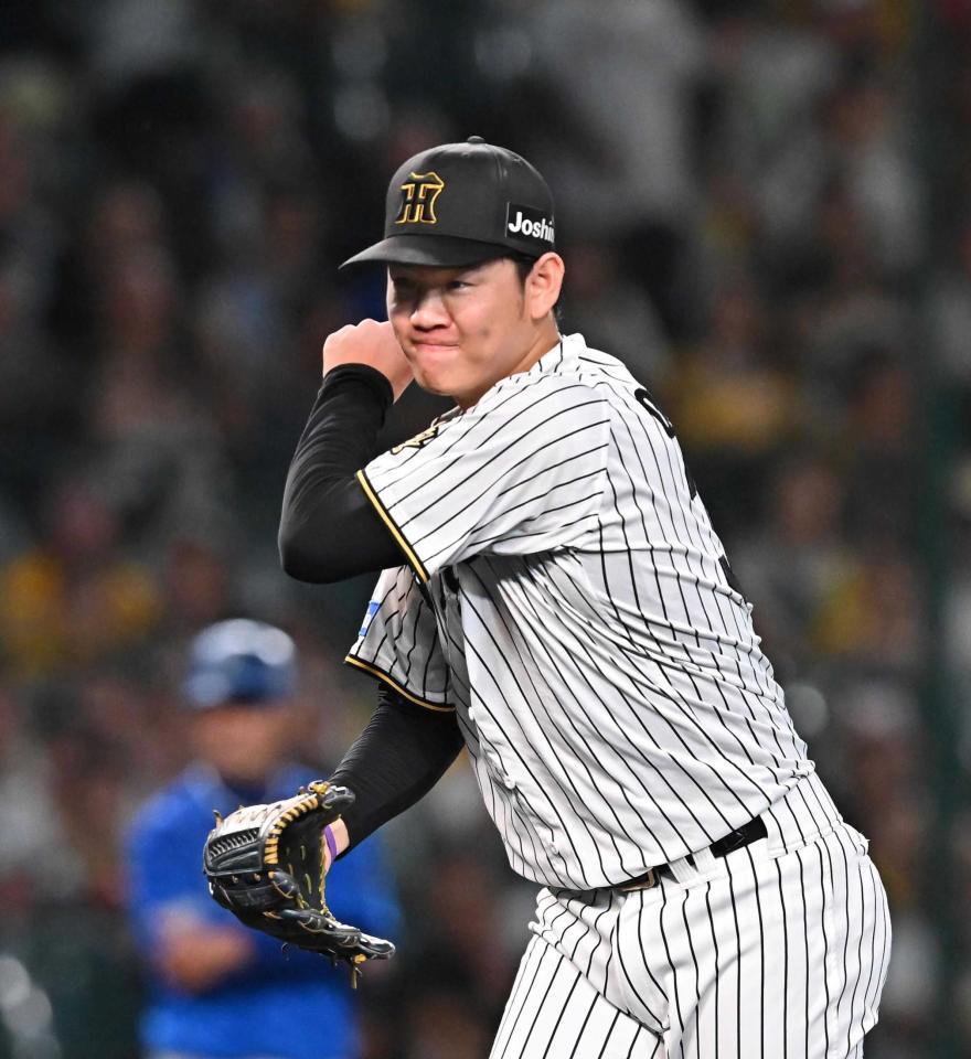 　１０回、筒香を三振に仕留め、グラブをたたく及川（撮影・西田忠信）