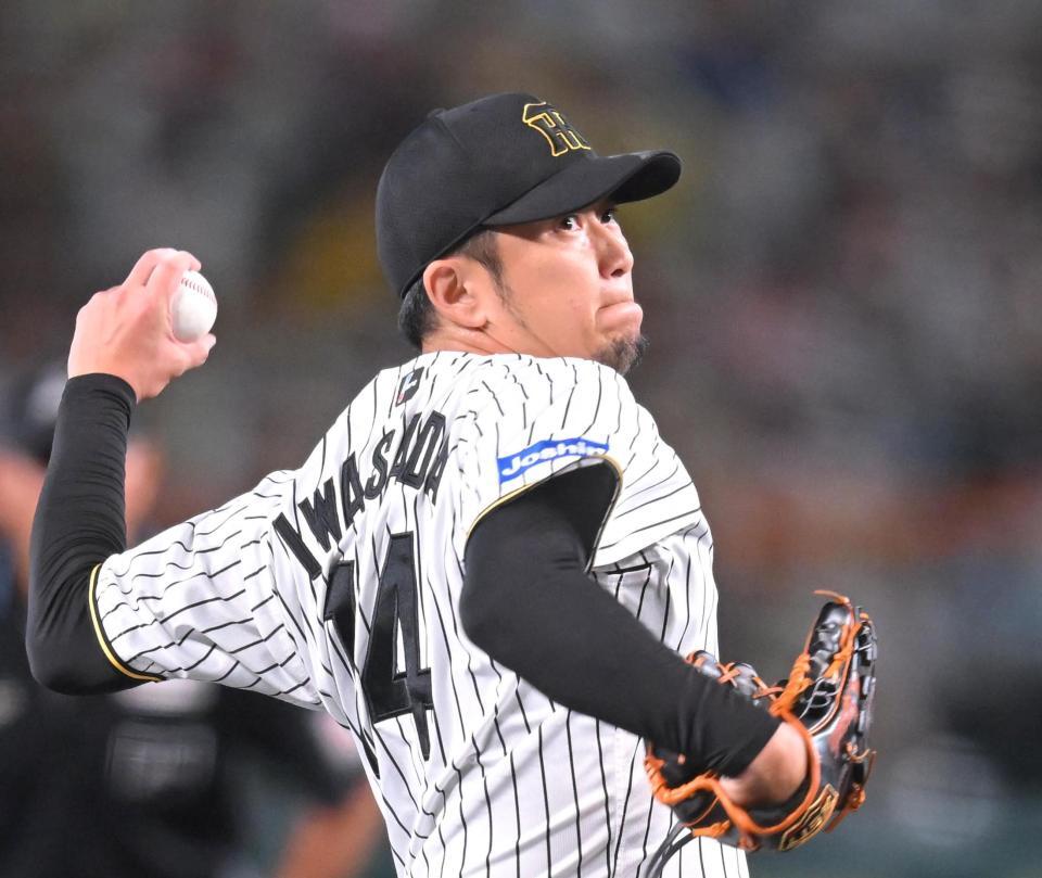 　８回、好リリーフを見せる岩貞（撮影・飯室逸平）