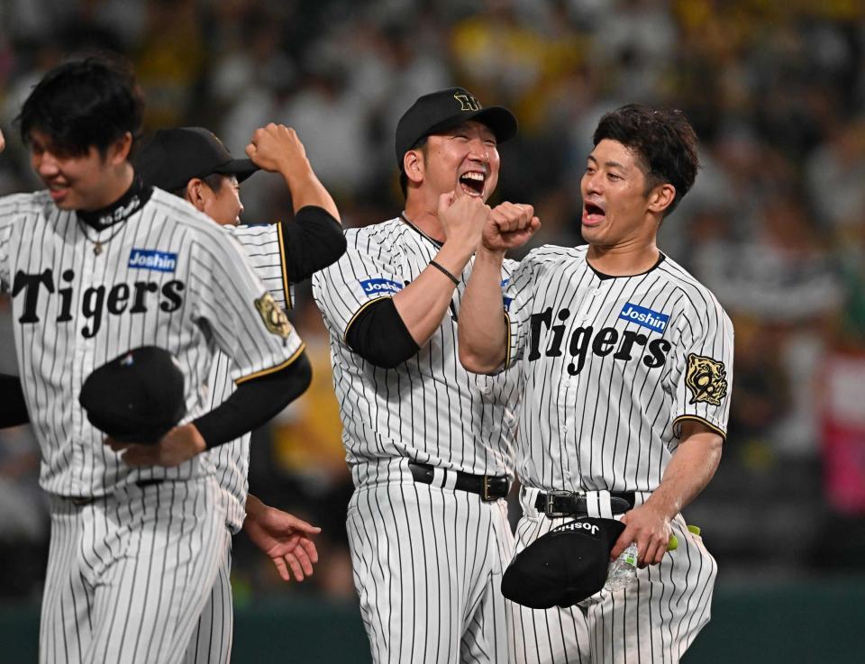 　サヨナラ勝利し、ナインと歓喜する藤川監督（右から２人目）＝撮影・西田忠信