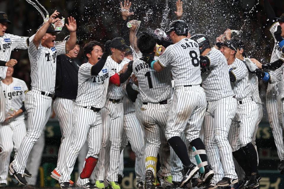 　１０回、サヨナラ２ランを放ち、森下（１）はナインに祝福される＝１６日