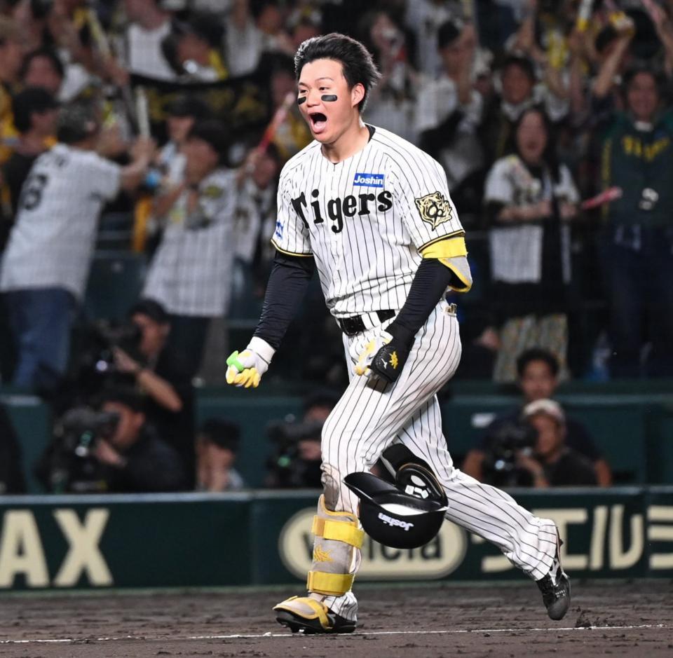 　１０回、サヨナラ２ランの森下がヘルメットを放り投げる（１６日）