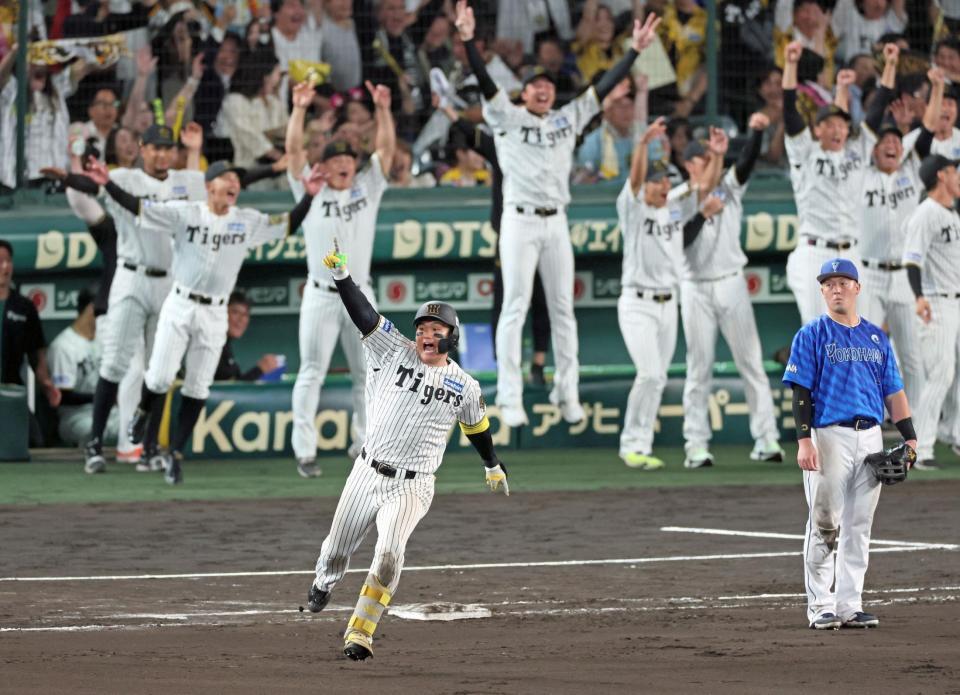 　１０回、左中間スタンドへサヨナラ２ランを放ち雄たけびを上げる森下＝１６日