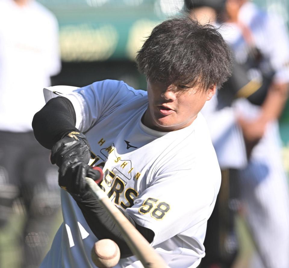 　打撃練習する前川（撮影・西田忠信）