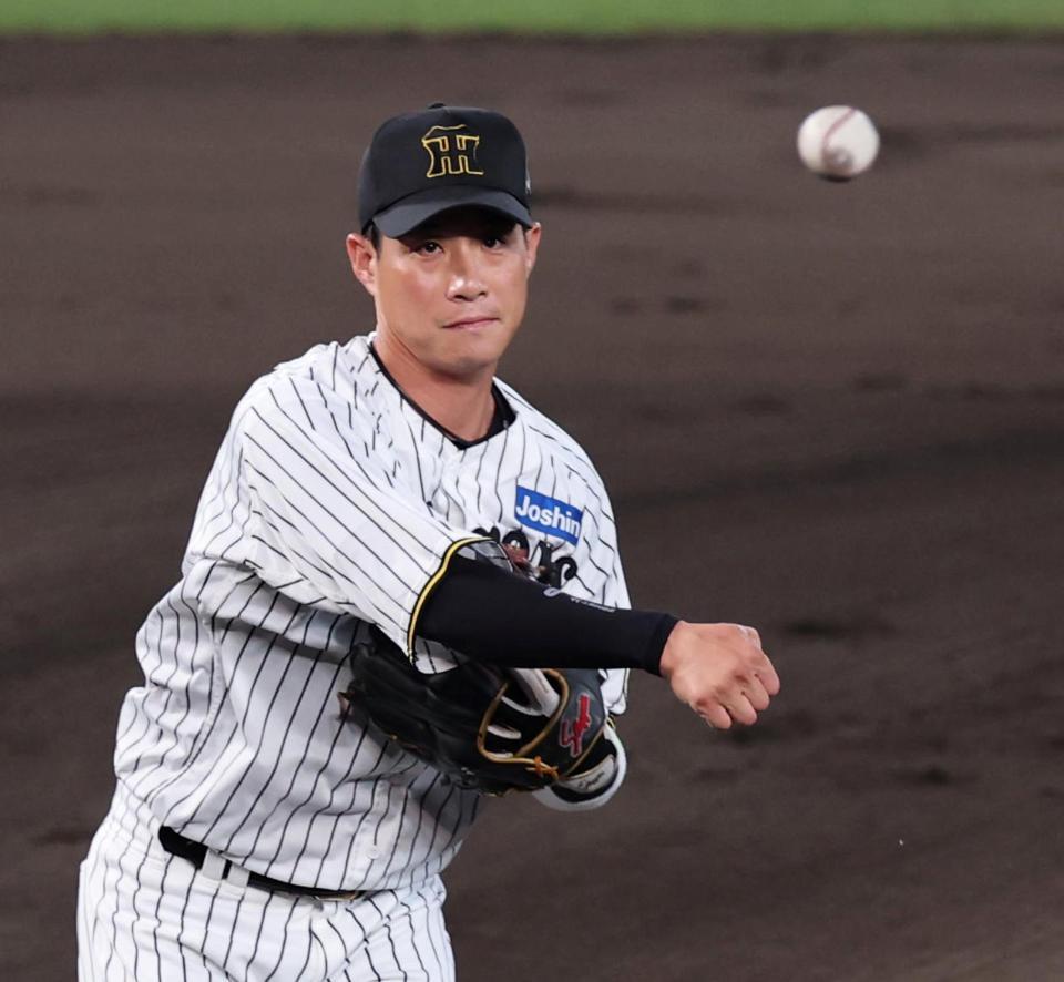 　試合前、ノックを受ける木浪（撮影・山口登）