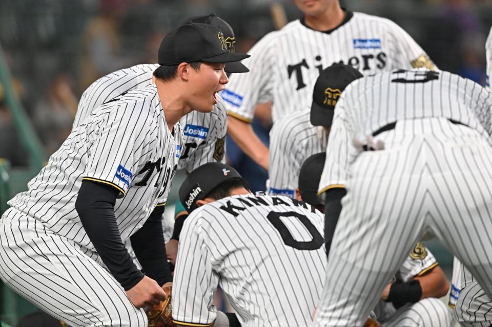 　試合前の円陣で声出しをする森下（左）＝撮影・西田忠信