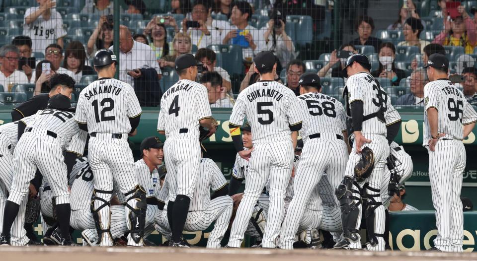 　試合前、円陣を組む阪神ナイン（撮影・北村雅宏）