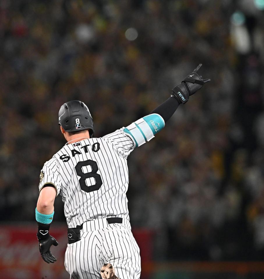 　１回、先制３ランを放ちスタンドを指さす佐藤輝（撮影・西田忠信）