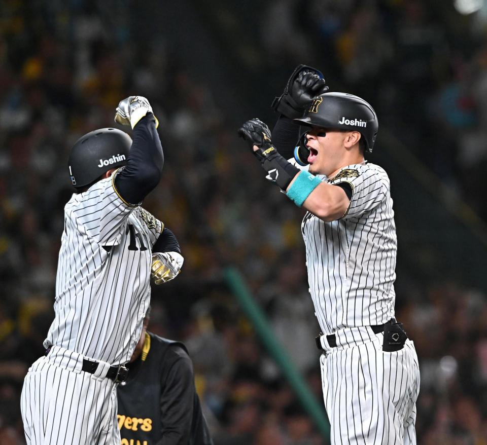 　１回、先制３ランを放ち森下（左）と喜ぶ佐藤輝（撮影・西田忠信）