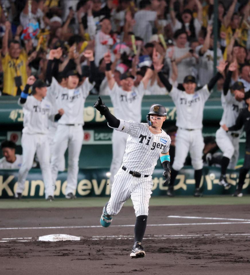 　１回、先制３ランを放ち右腕を突き上げる佐藤輝