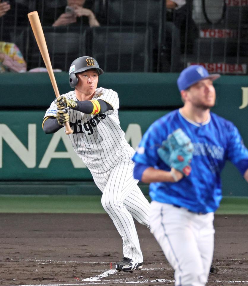 　１回、左前打を放つ近本（撮影・立川洋一郎）