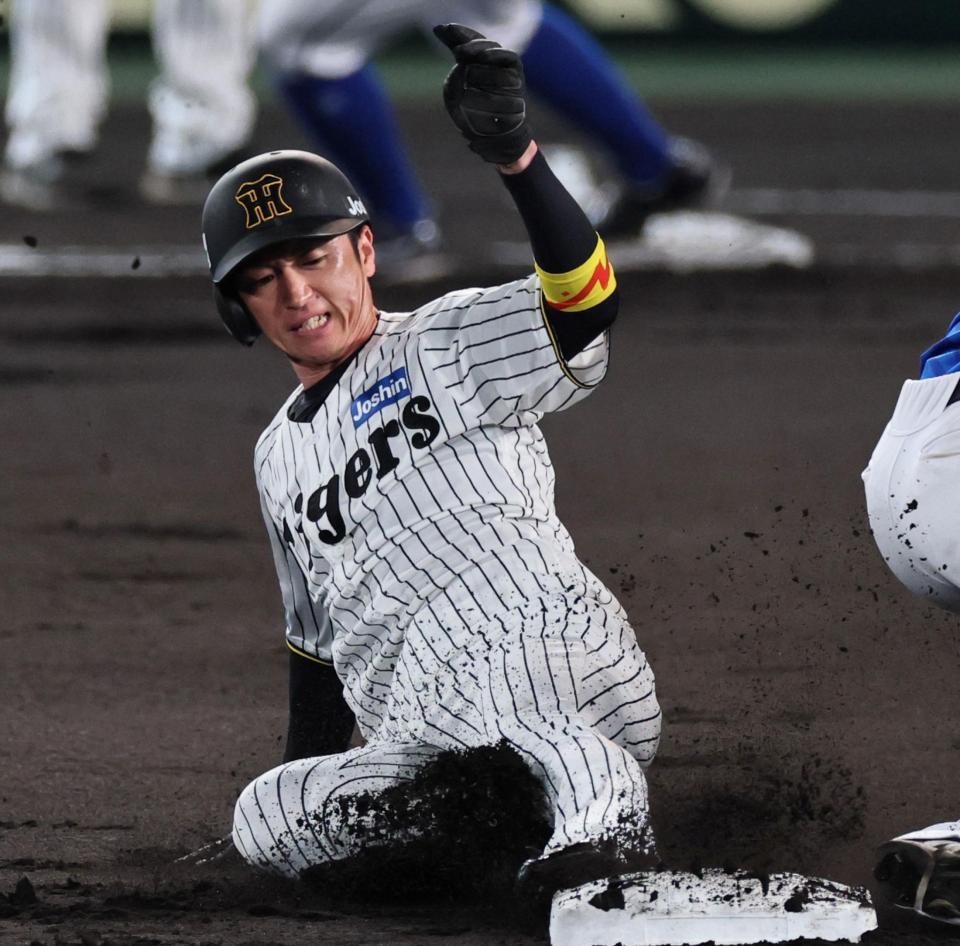 　１回、中野の打球で二塁へすべり込む近本（撮影・田中太一）