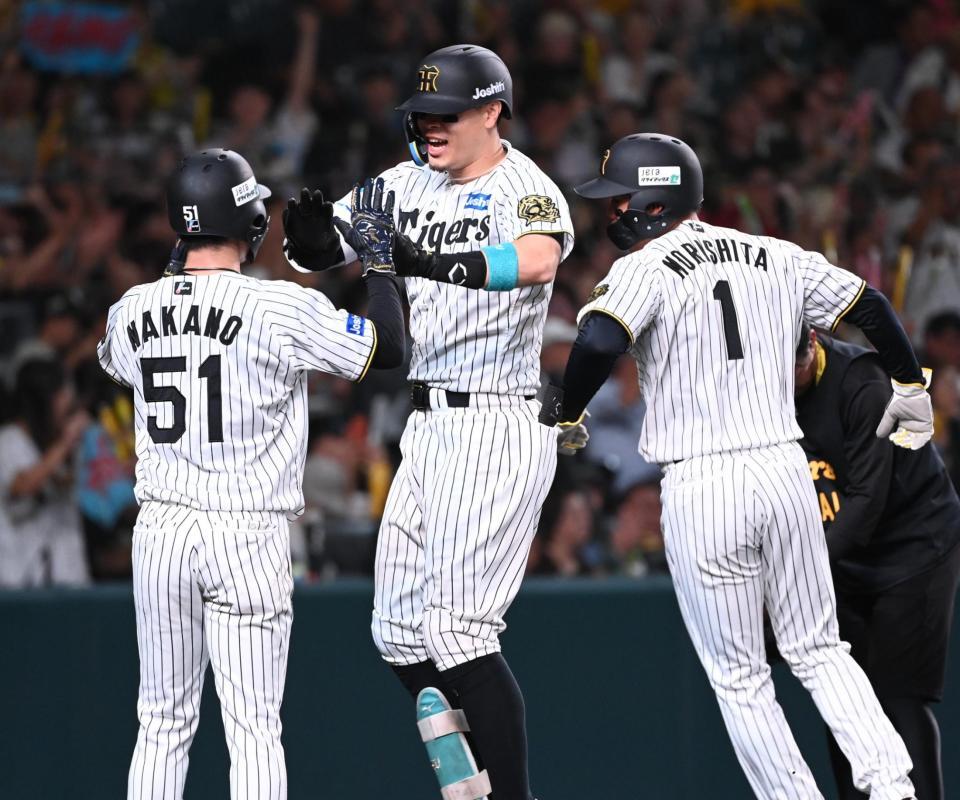 　１回、佐藤輝（中）が先制中越え３点本塁打を放ち、森下（右）、中野に迎えられる