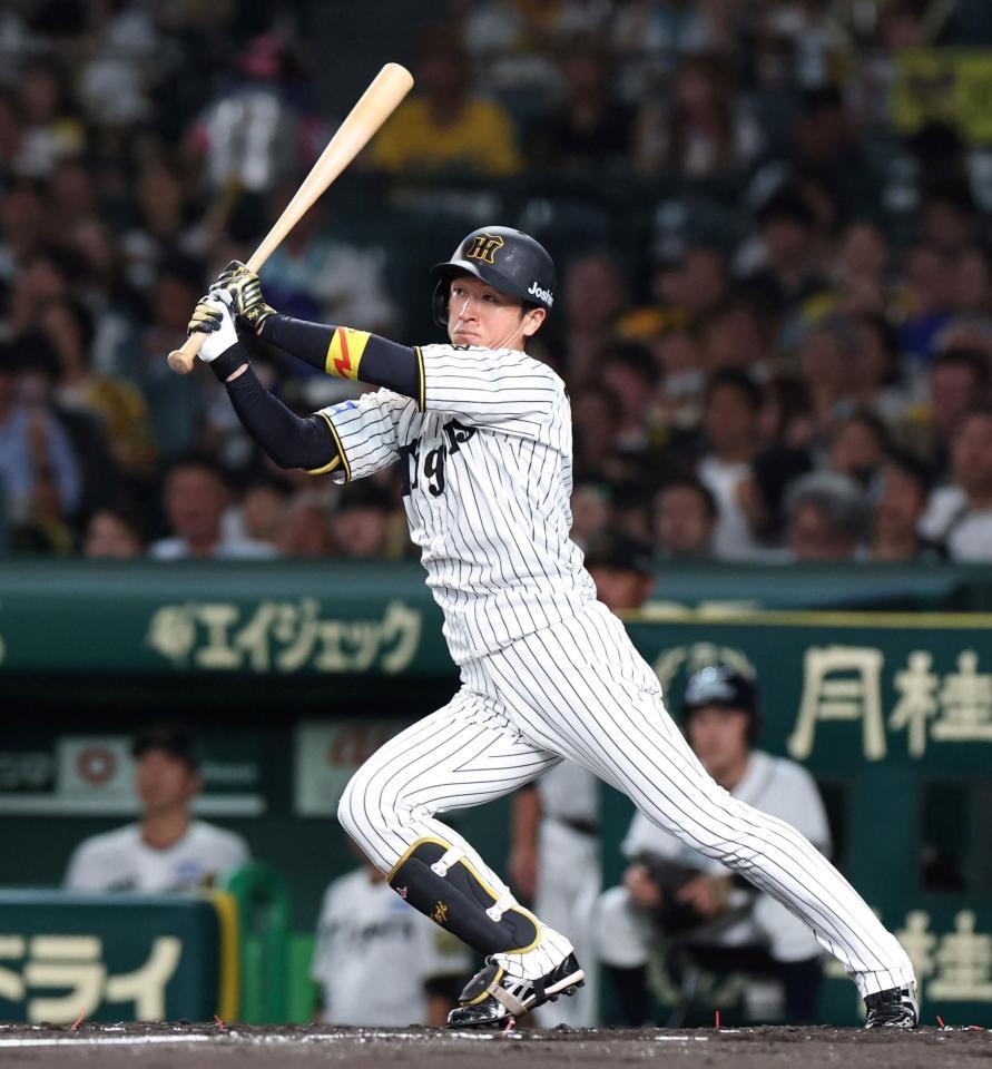 　１回、左前打を放つ近本（撮影・北村雅宏）