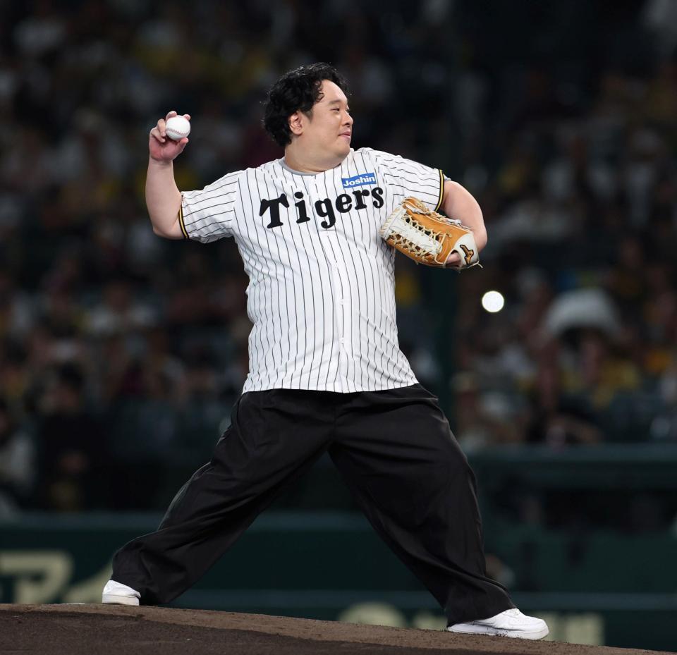 　始球式を務める岡崎体育（撮影・北村雅宏）