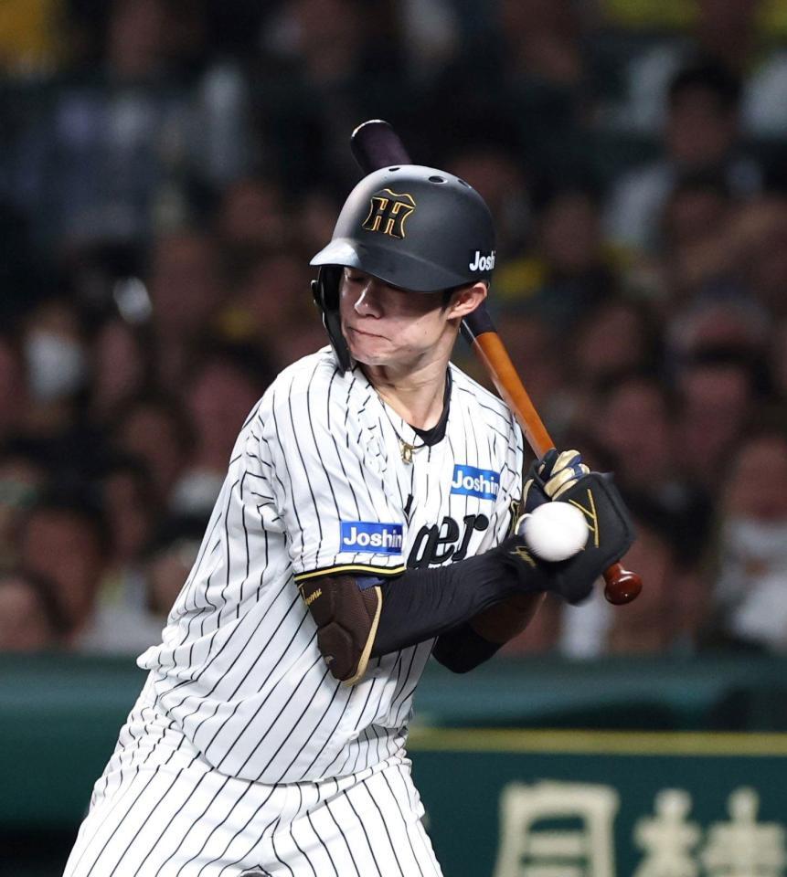 　３回、死球を受ける中野（撮影・北村雅宏）